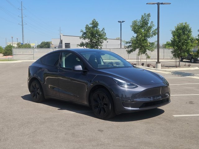 Used 2025 Tesla Model Y Long Range RWD image 3