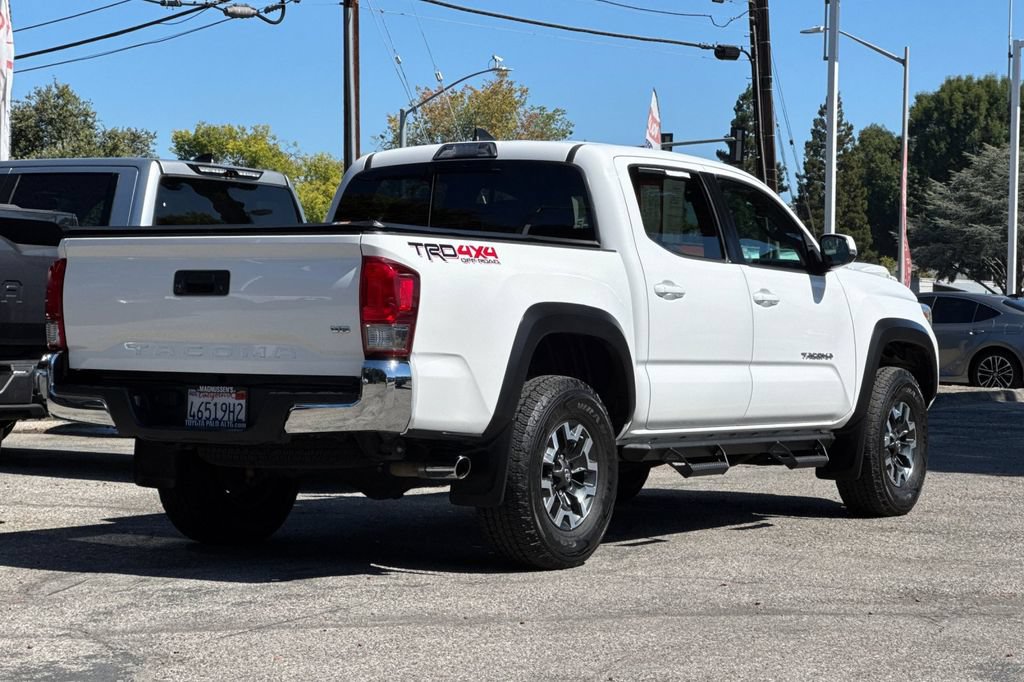 Certified 2017 Toyota Tacoma TRD Off-Road AWD/4WD image 3