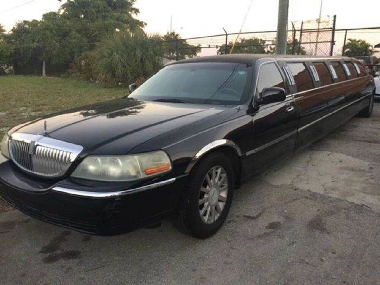 Used 2006 Lincoln Town Car Signature RWD image 1