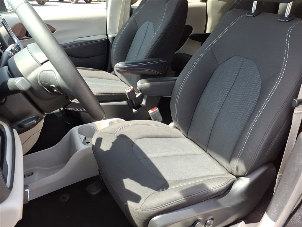 Used 2023 Chrysler Voyager LX image 18
