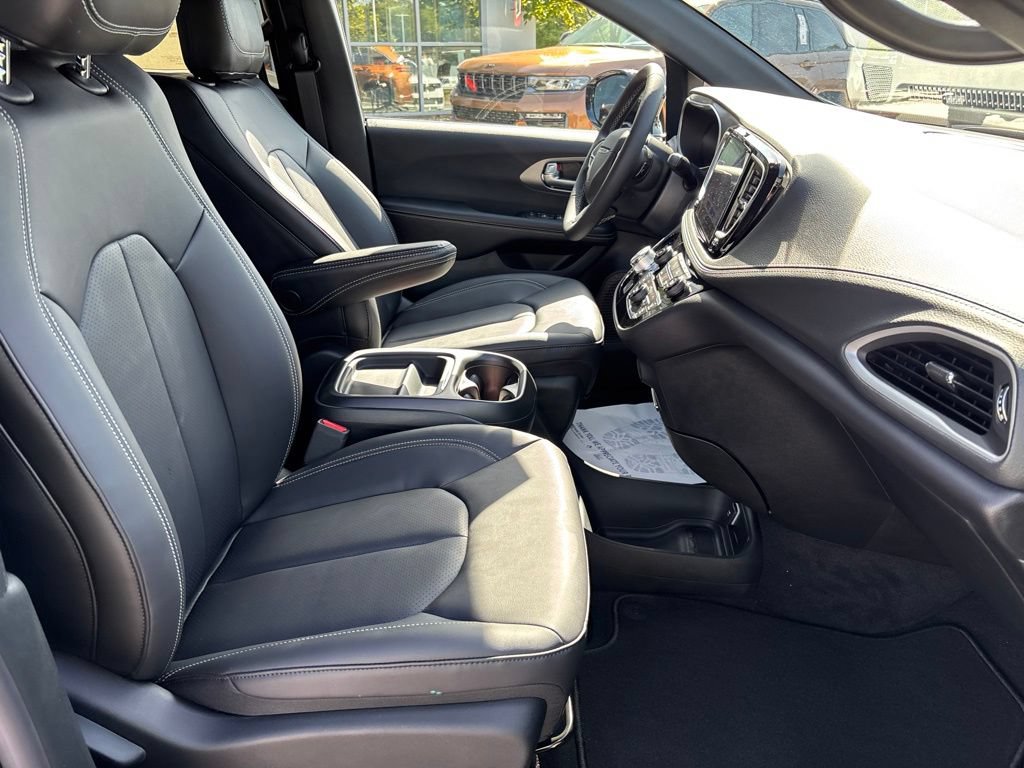 New 2027 Chrysler Pacifica Select FWD image 27