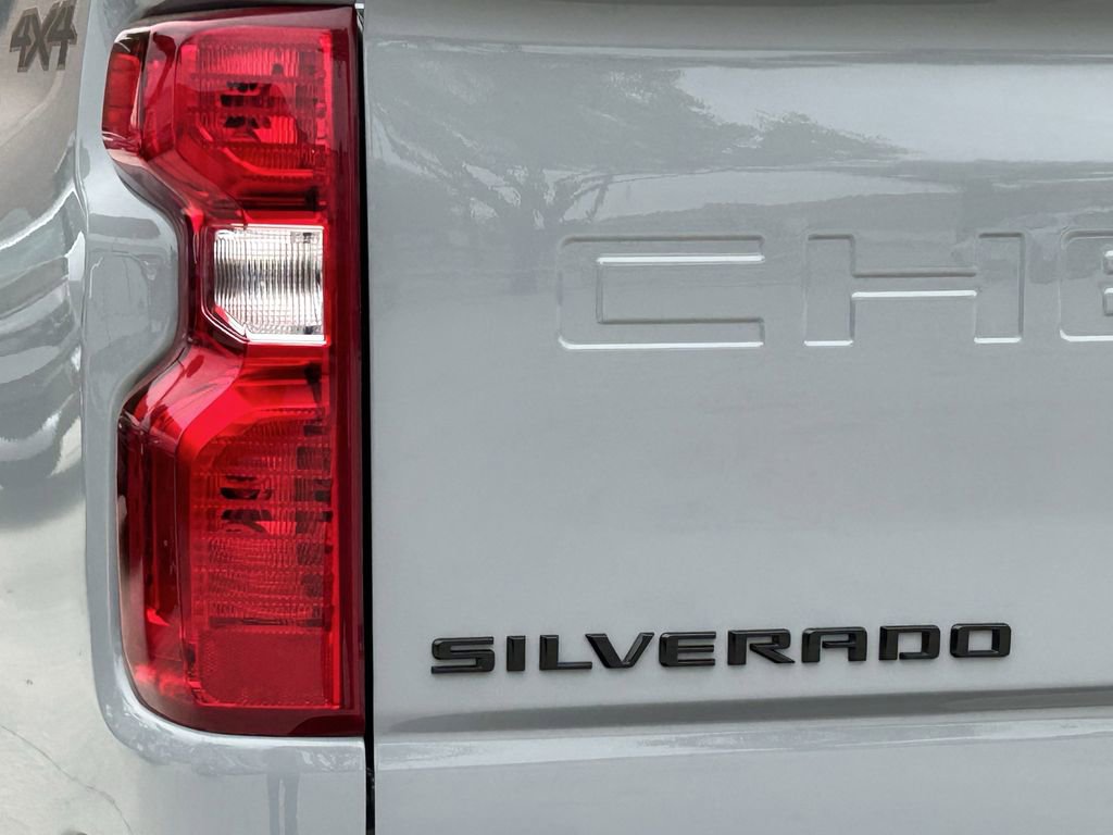 Used 2025 Chevrolet Silverado 2500 Custom w/ Custom Value Package image 7