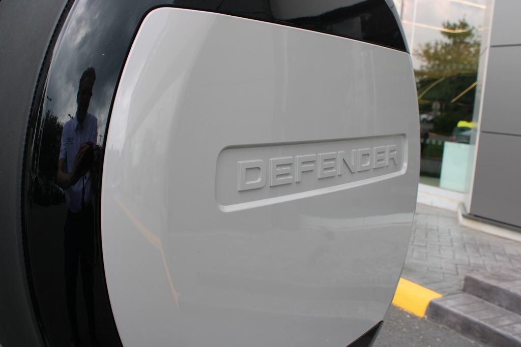 New 2026 Land Rover Defender 130 X-Dynamic SE AWD/4WD image 7