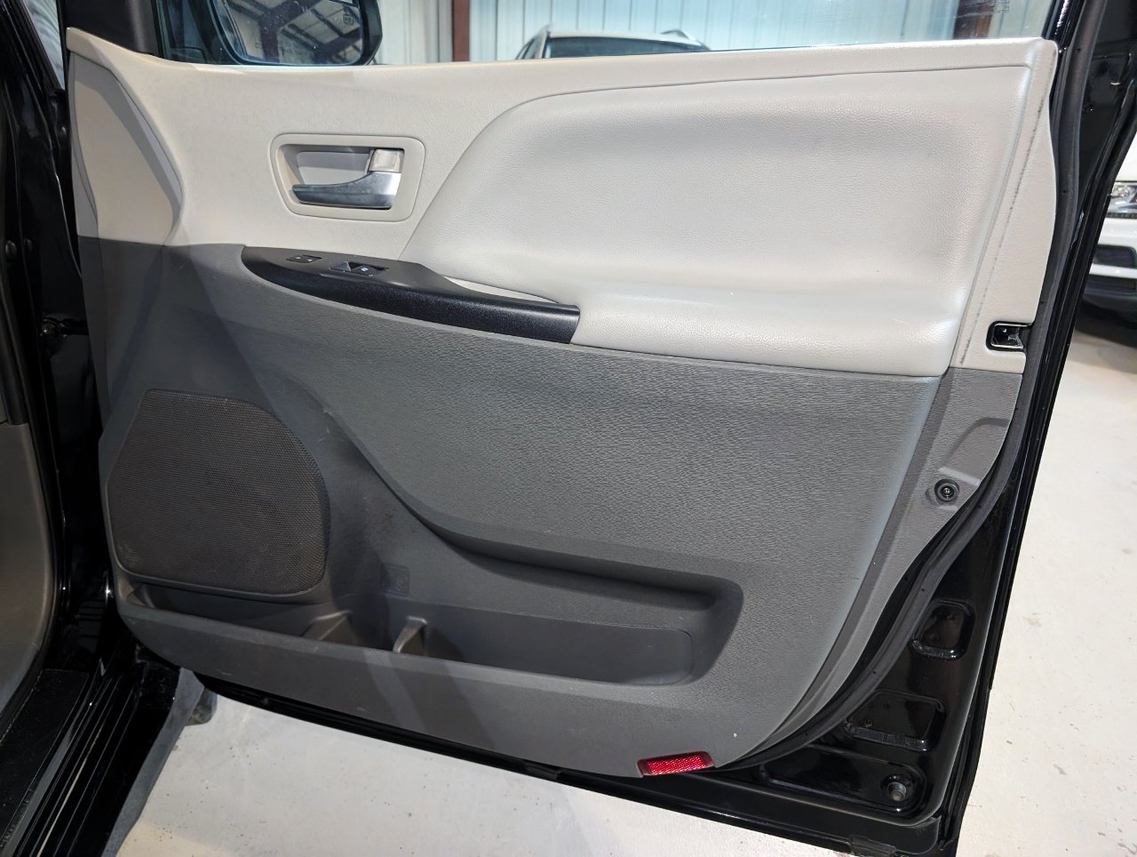 Used 2020 Toyota Sienna LE AWD/4WD image 28