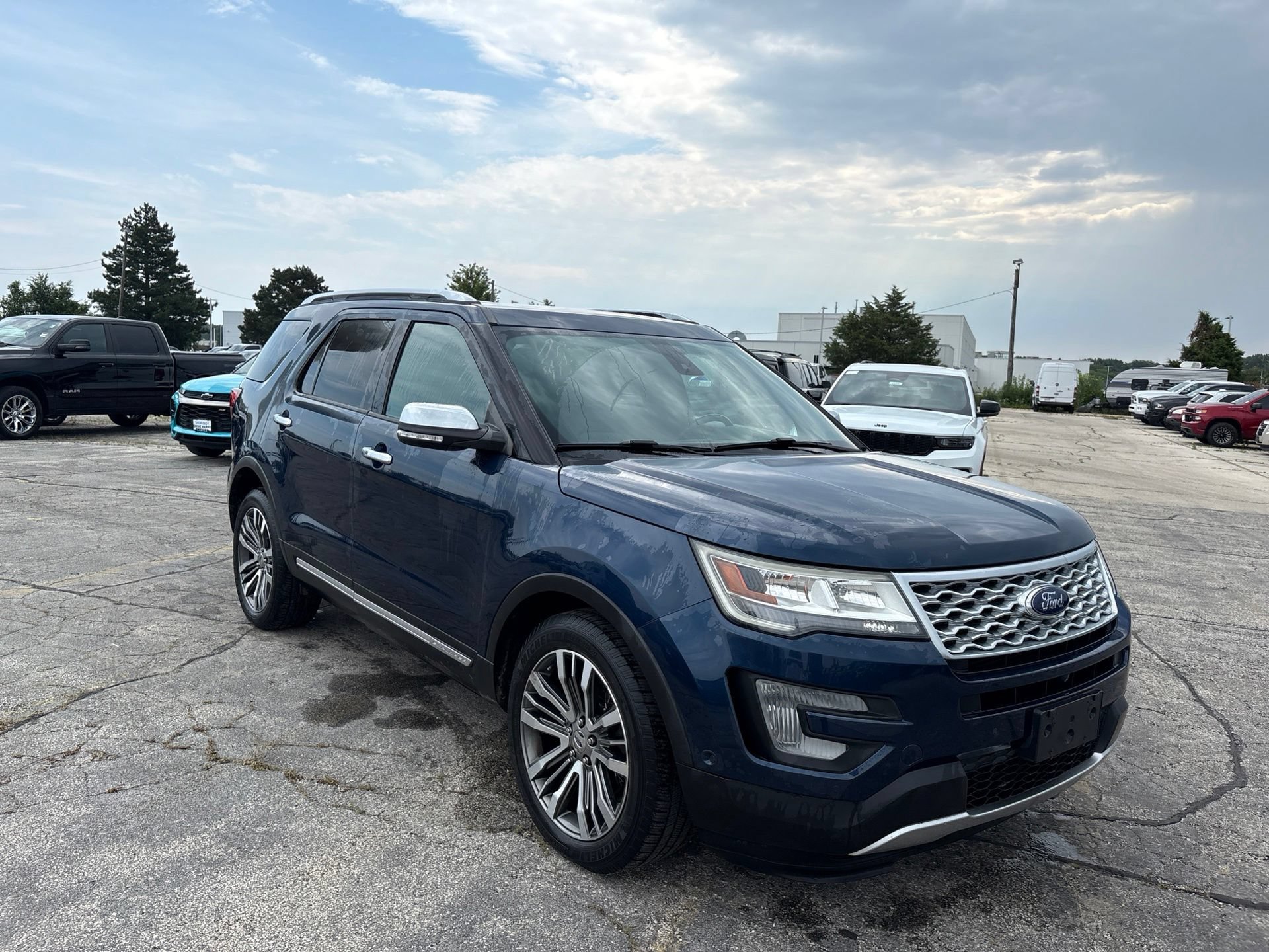Used 2017 Ford Explorer Platinum AWD/4WD image 4
