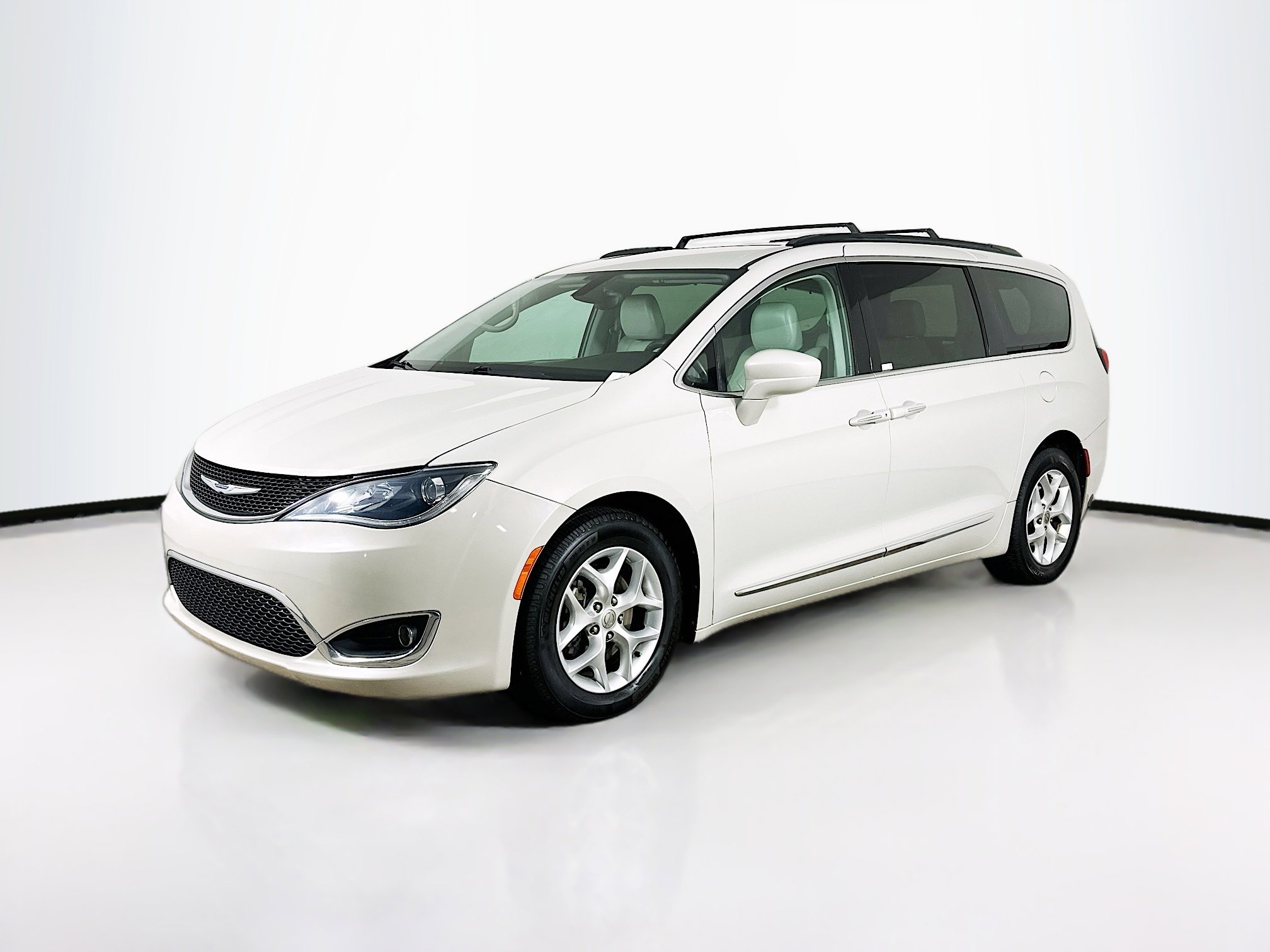 Used 2017 Chrysler Pacifica Touring-L w/ Tire & Wheel Group image 3