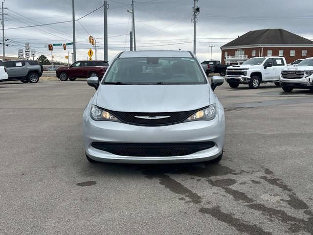 Used 2023 Chrysler Voyager LX image 12