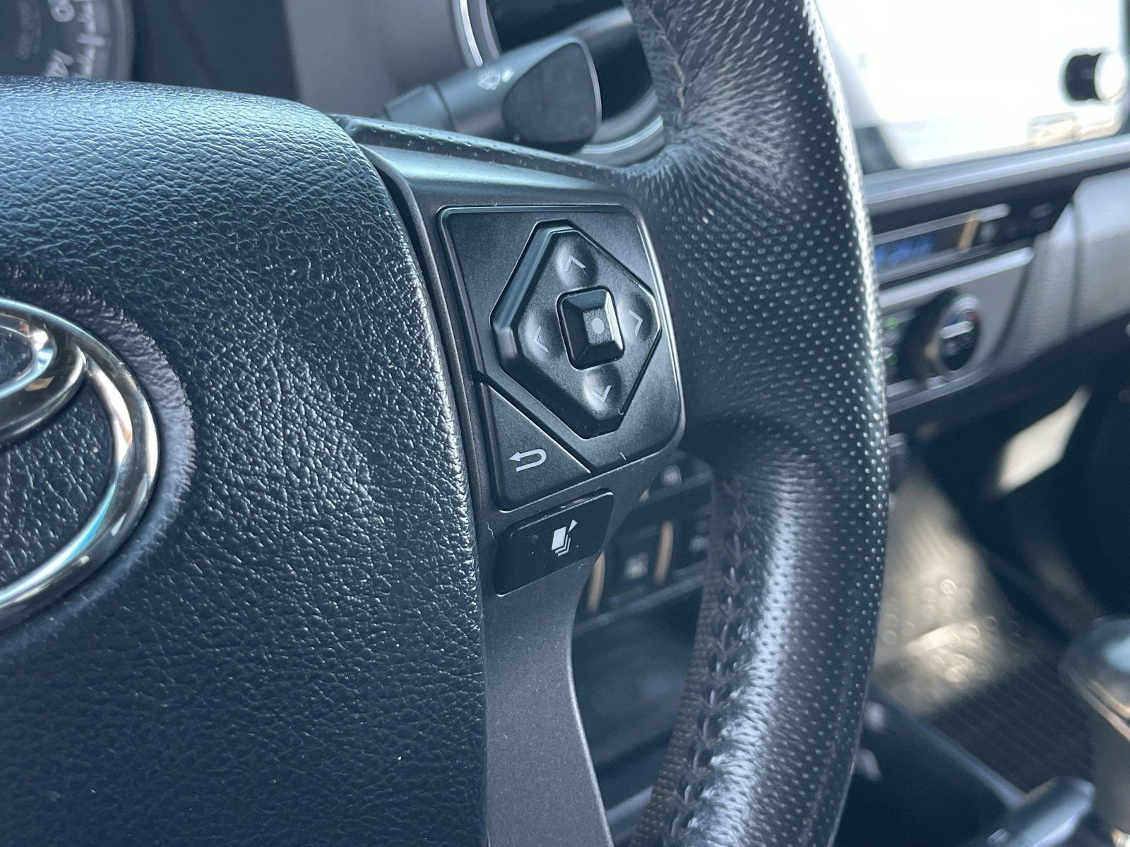 Used 2017 Toyota Tacoma TRD Off-Road w/ Premium & Technology Package AWD/4WD image 25