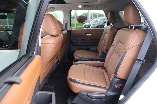 Used 2024 Nissan Pathfinder Platinum AWD/4WD image 11