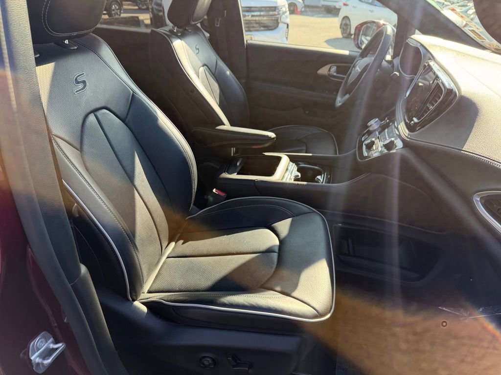 Used 2022 Chrysler Pacifica Limited w/ S Appearance Package image 26