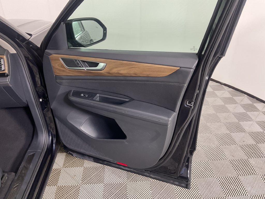 Used 2025 Volkswagen Atlas SE AWD/4WD image 17
