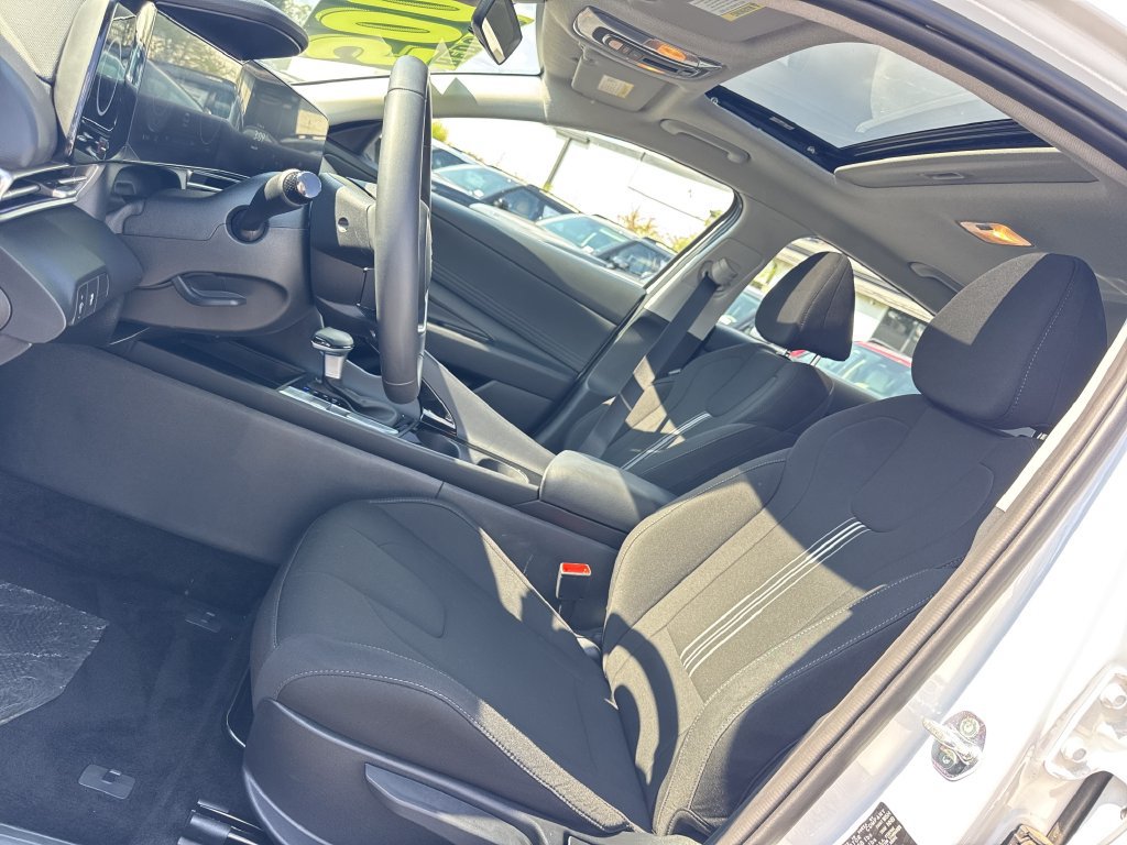 Used 2025 Hyundai Elantra SEL FWD image 33