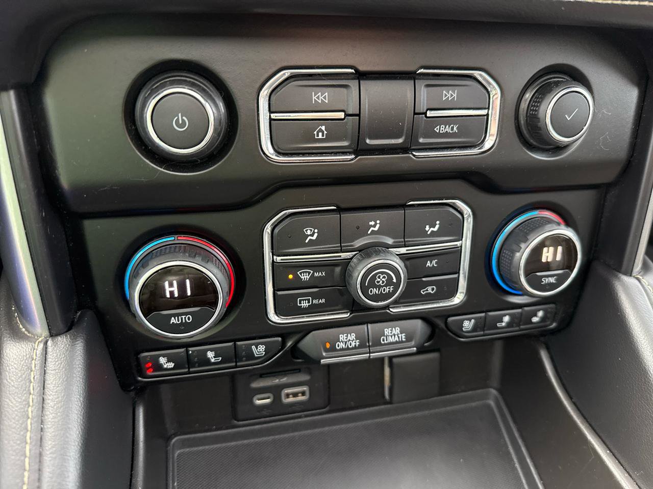 Used 2021 Chevrolet Suburban Premier w/ Premium Package image 21