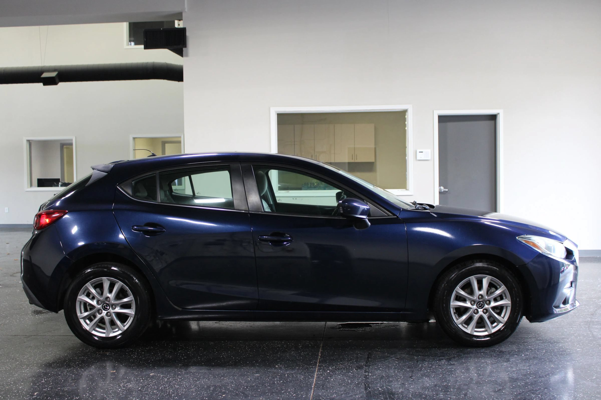 Used 2016 MAZDA MAZDA3 i Touring FWD image 2