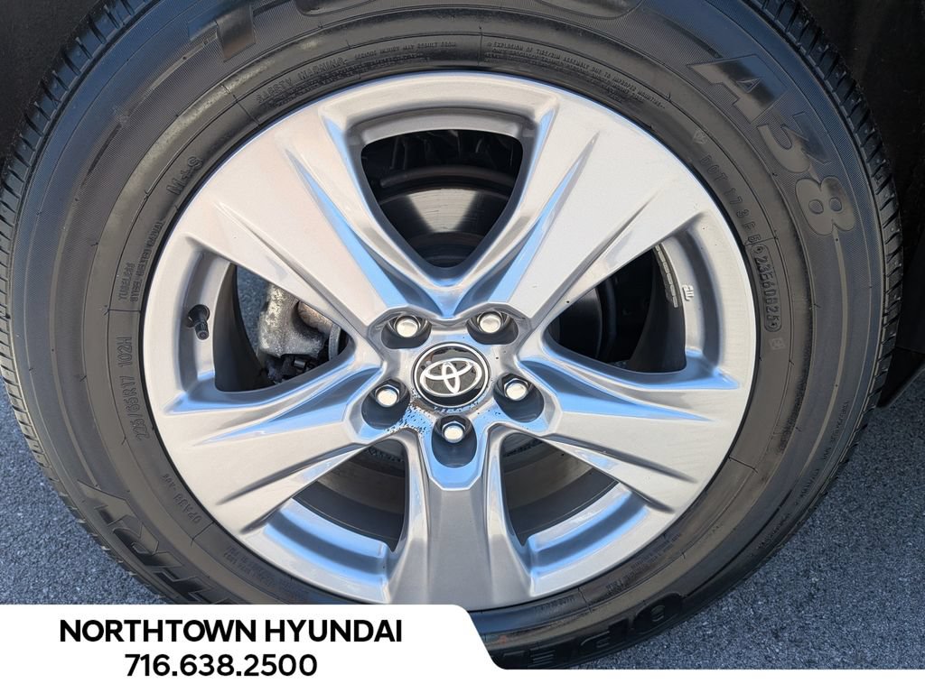 Used 2025 Toyota RAV4 XLE AWD/4WD image 39