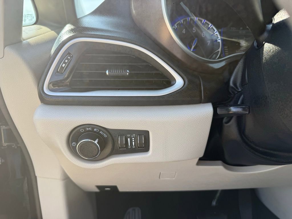 Used 2022 Chrysler Voyager LX FWD image 33