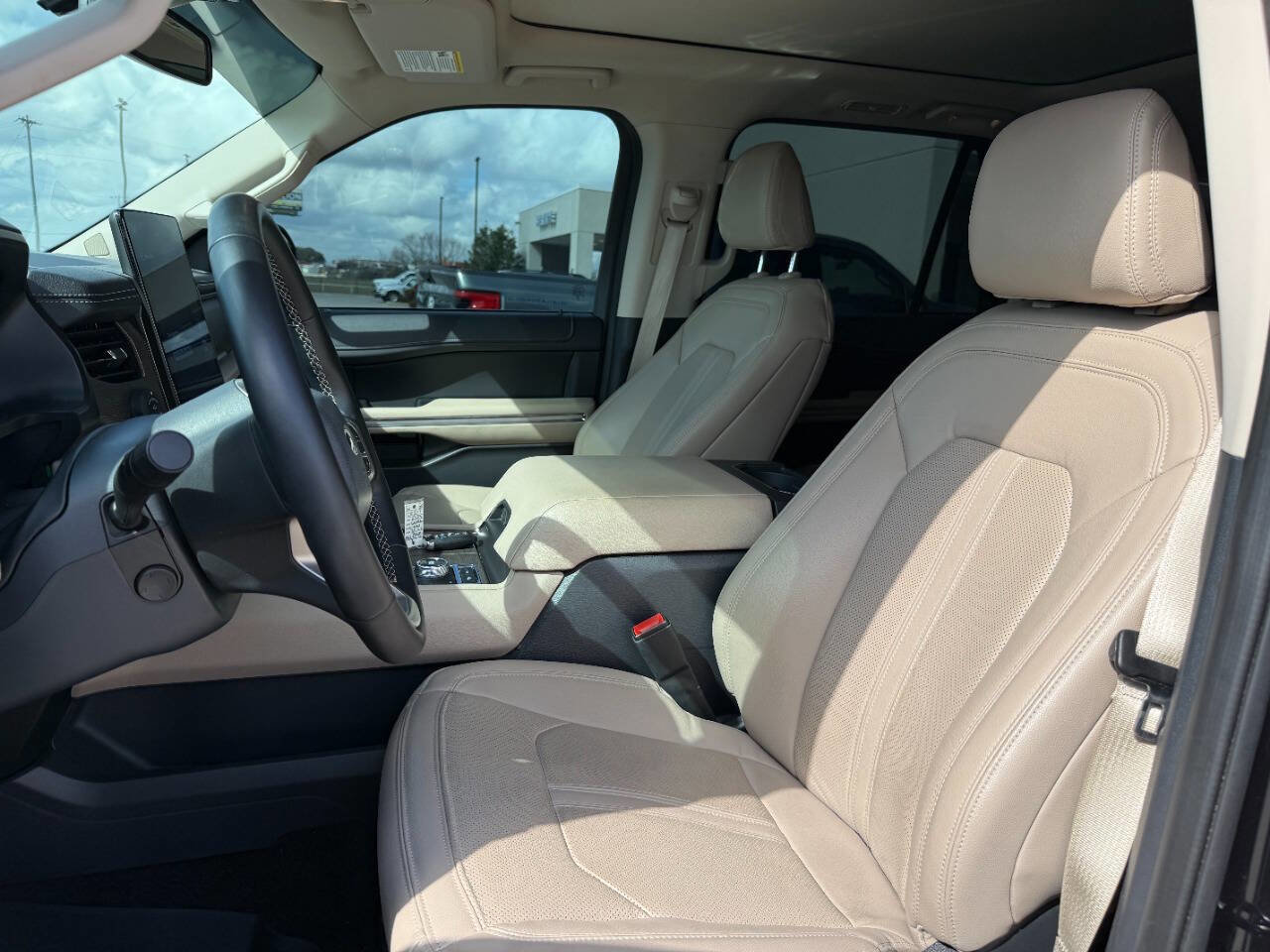 Used 2023 Ford Expedition Limited image 9