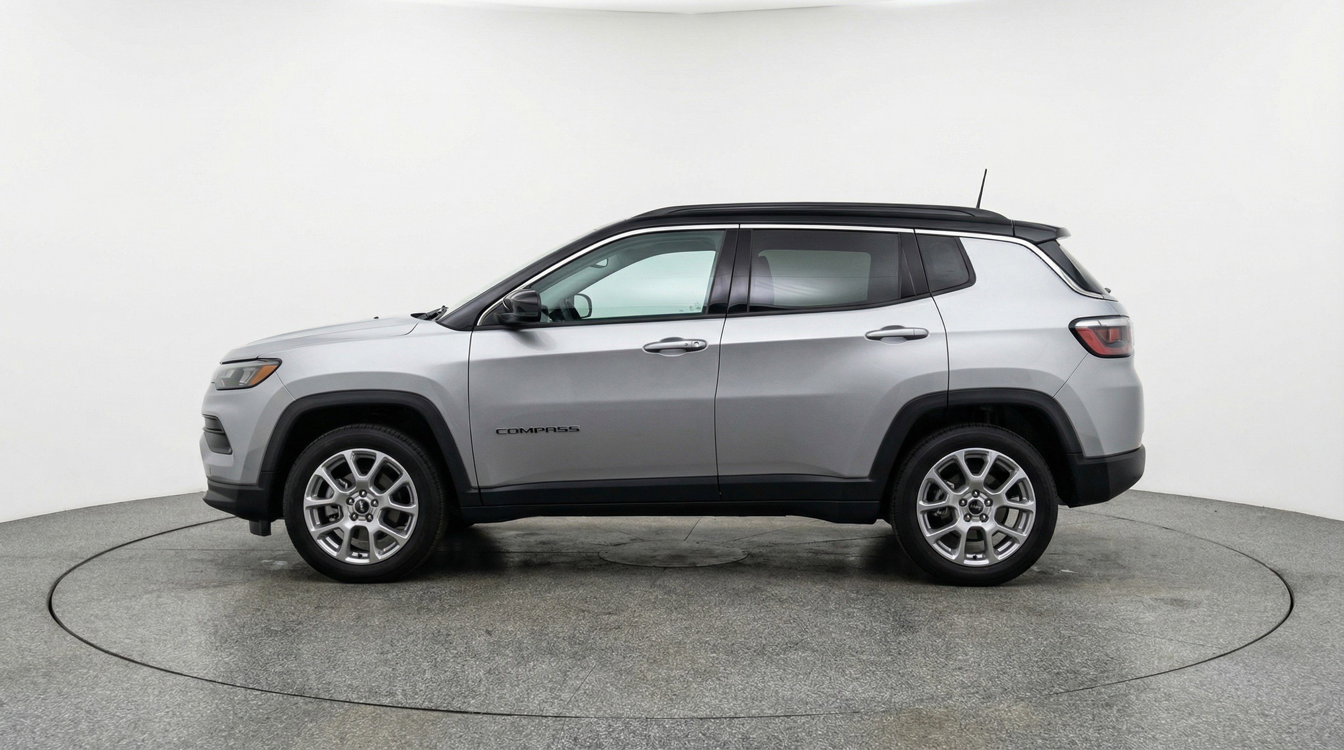 Used 2025 Jeep Compass Limited image 5