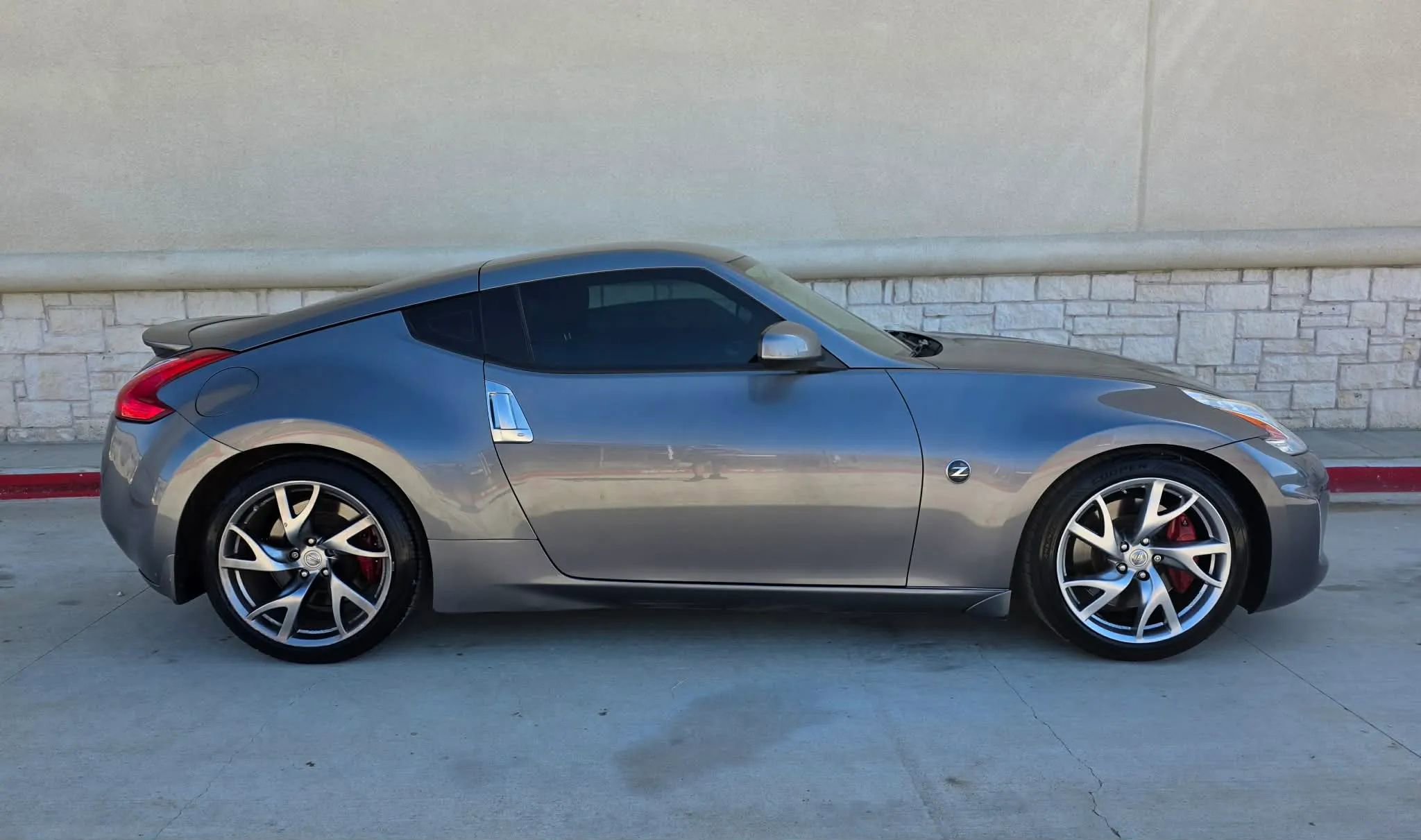 Used 2015 Nissan 370Z Coupe image 2