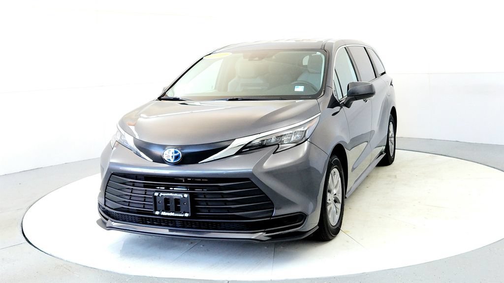 Certified 2025 Toyota Sienna LE AWD/4WD image 2
