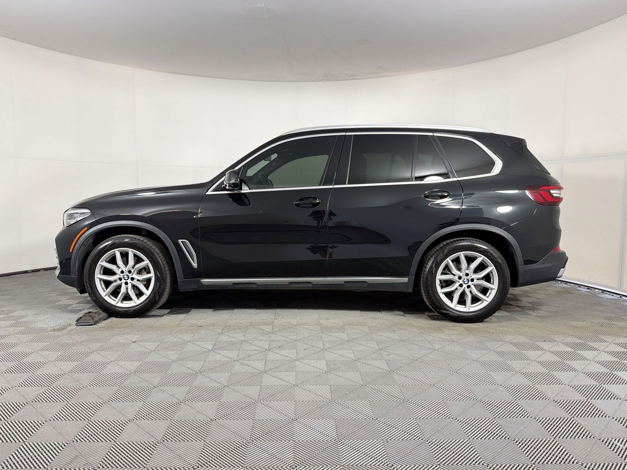 Used 2021 BMW X5 xDrive40i w/ Convenience Package AWD/4WD image 2