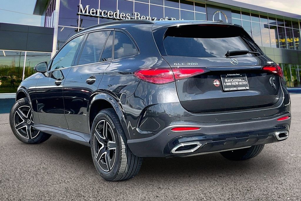 Used 2025 Mercedes-Benz GLC 300 4MATIC image 2