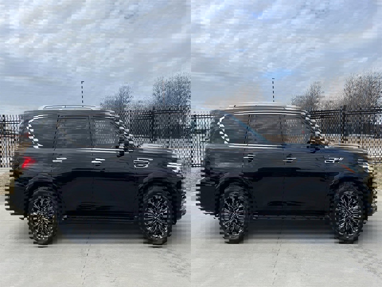 Used 2023 INFINITI QX80 Premium Select w/ All-Season Package image 3