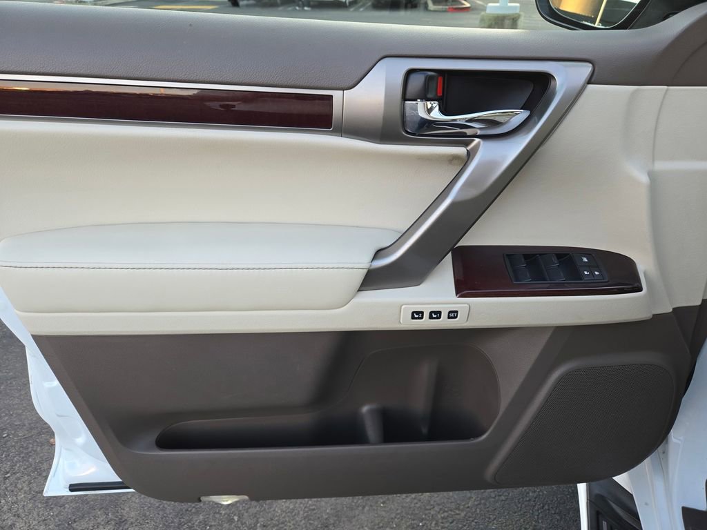 Used 2016 Lexus GX 460 Luxury w/ Preferred Accessory Package image 16