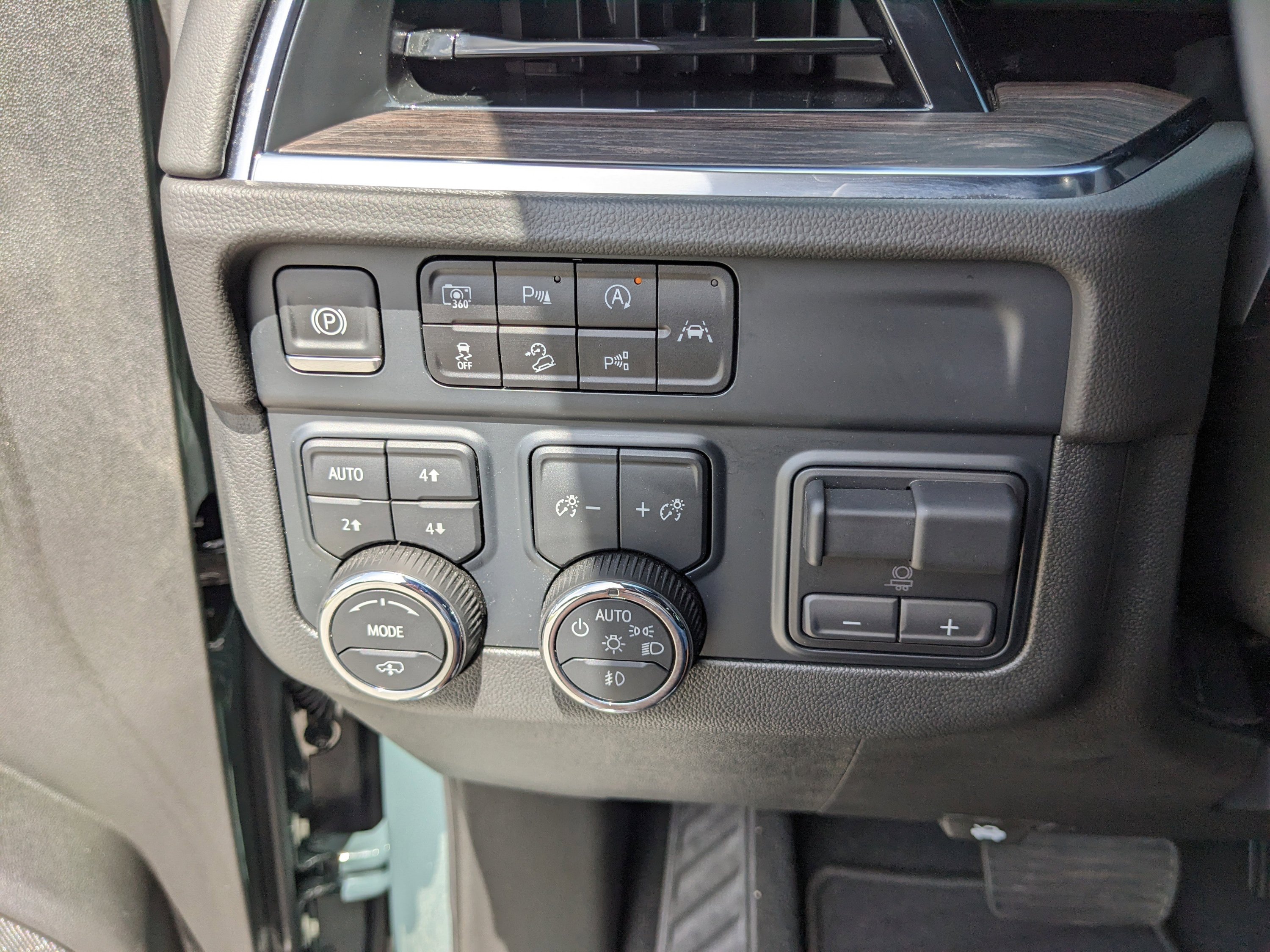 Used 2025 Chevrolet Tahoe Z71 w/ Z71 Off-Road Package AWD/4WD image 32
