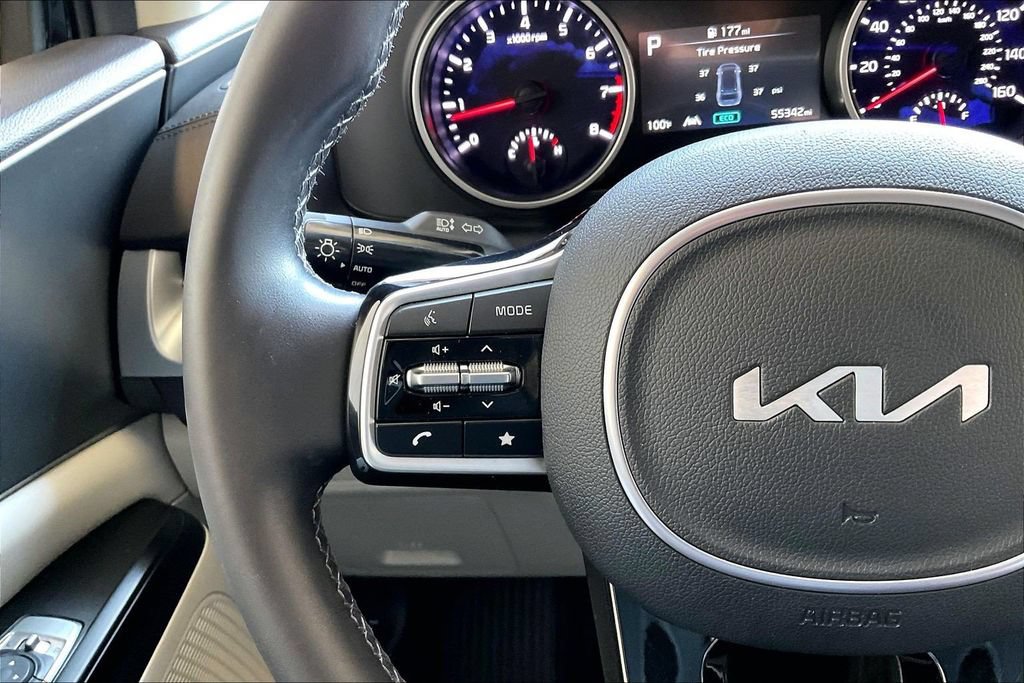 Used 2024 Kia Carnival LX FWD image 17