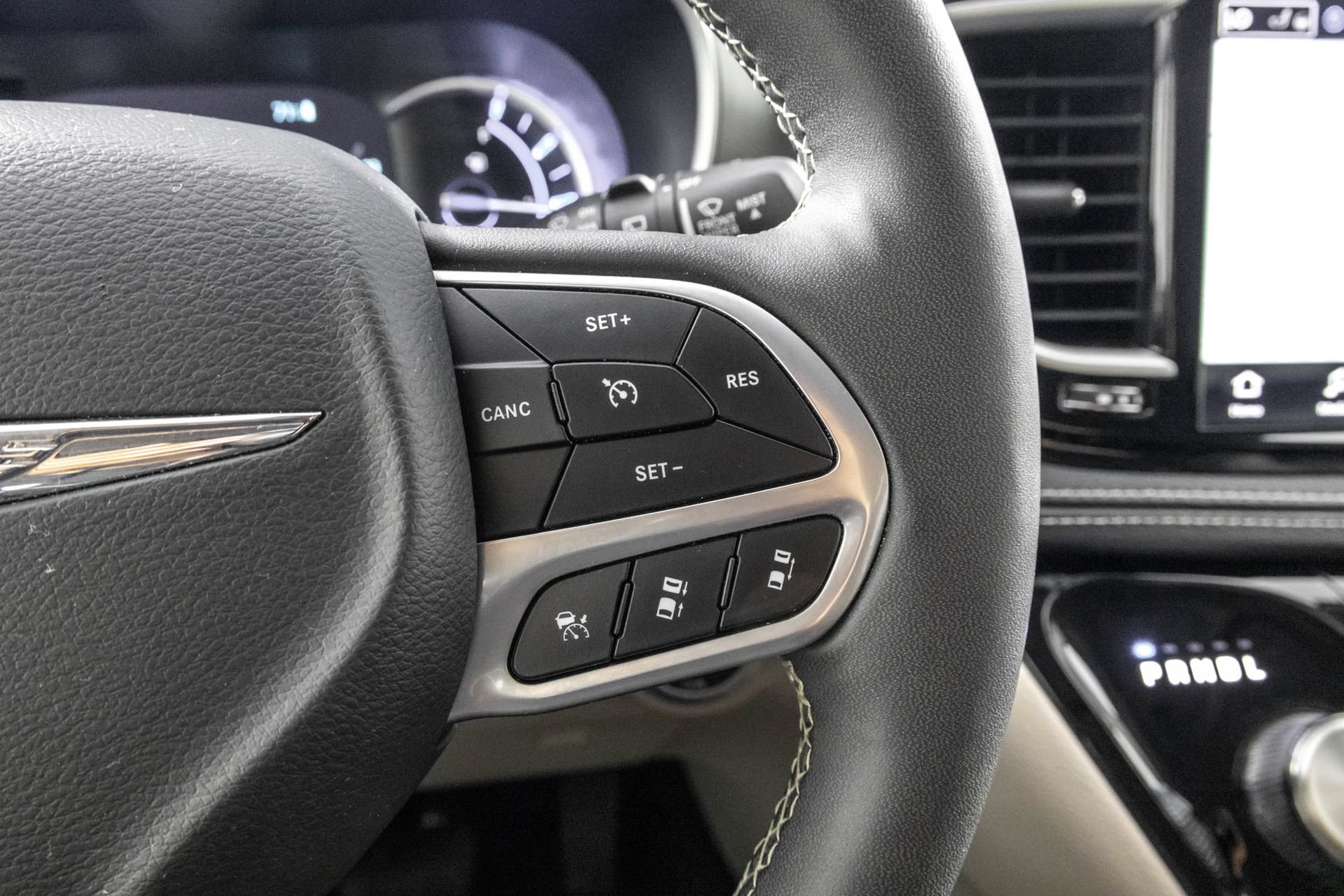 Used 2024 Chrysler Pacifica Limited FWD image 28