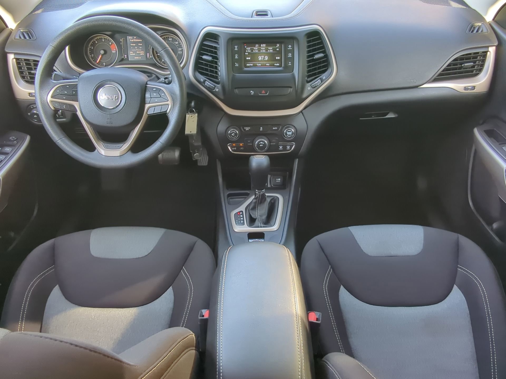 Used 2018 Jeep Cherokee Latitude w/ Safety Group FWD image 49