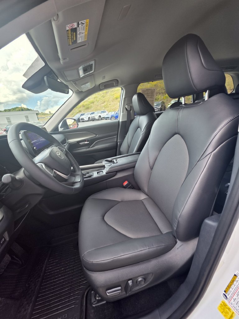 Used 2025 Toyota Grand Highlander FWD image 12
