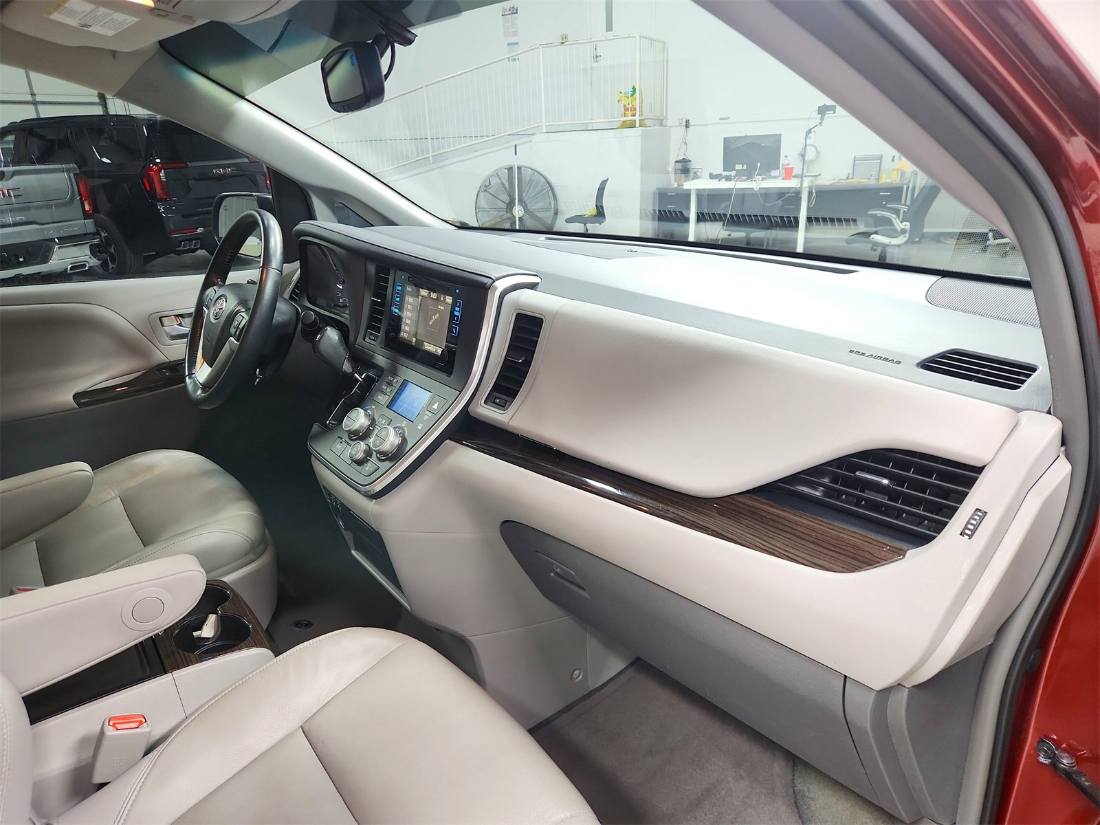 Used 2015 Toyota Sienna XLE Premium image 35