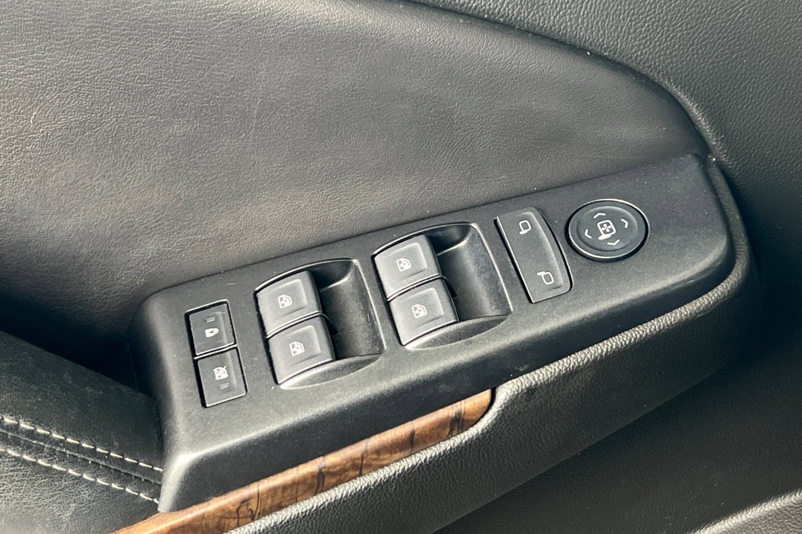 Used 2019 Chevrolet Tahoe LS w/ Enhanced Driver Alert Package AWD/4WD image 18