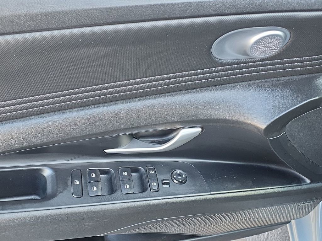 Used 2023 Hyundai Elantra Limited image 13