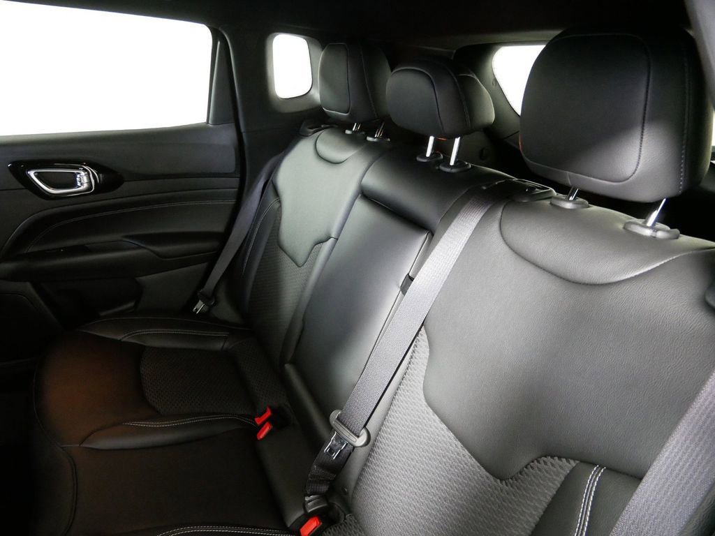 Used 2024 Jeep Compass Latitude w/ Convenience Group image 28