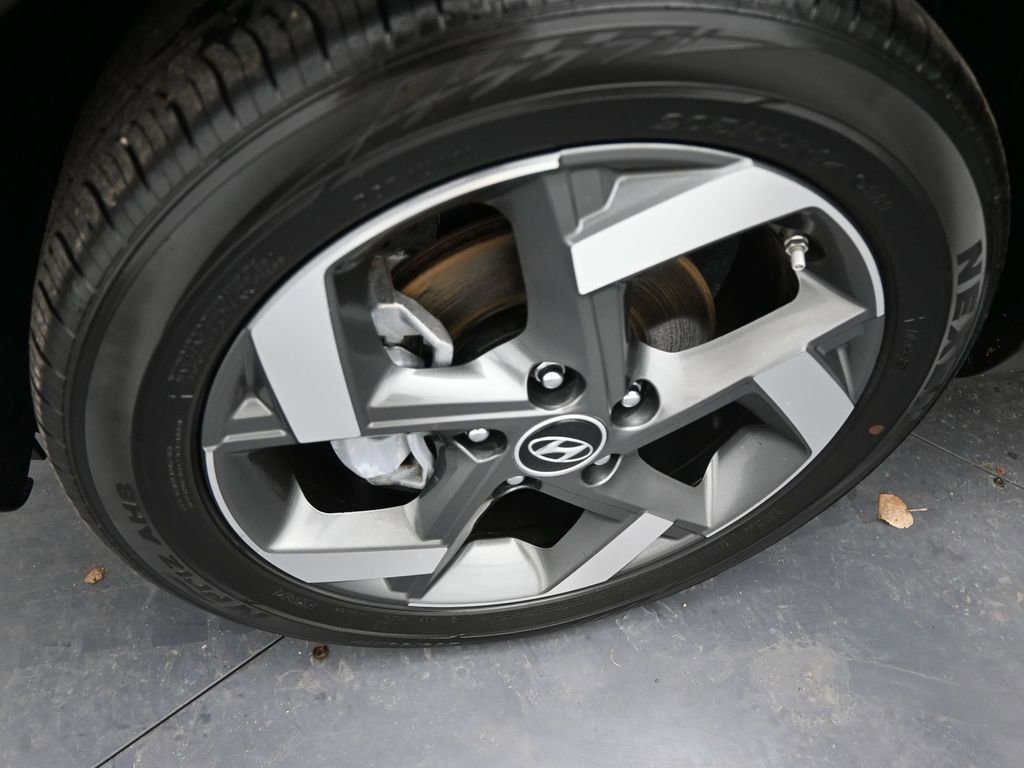 Used 2025 Hyundai Venue SEL image 40