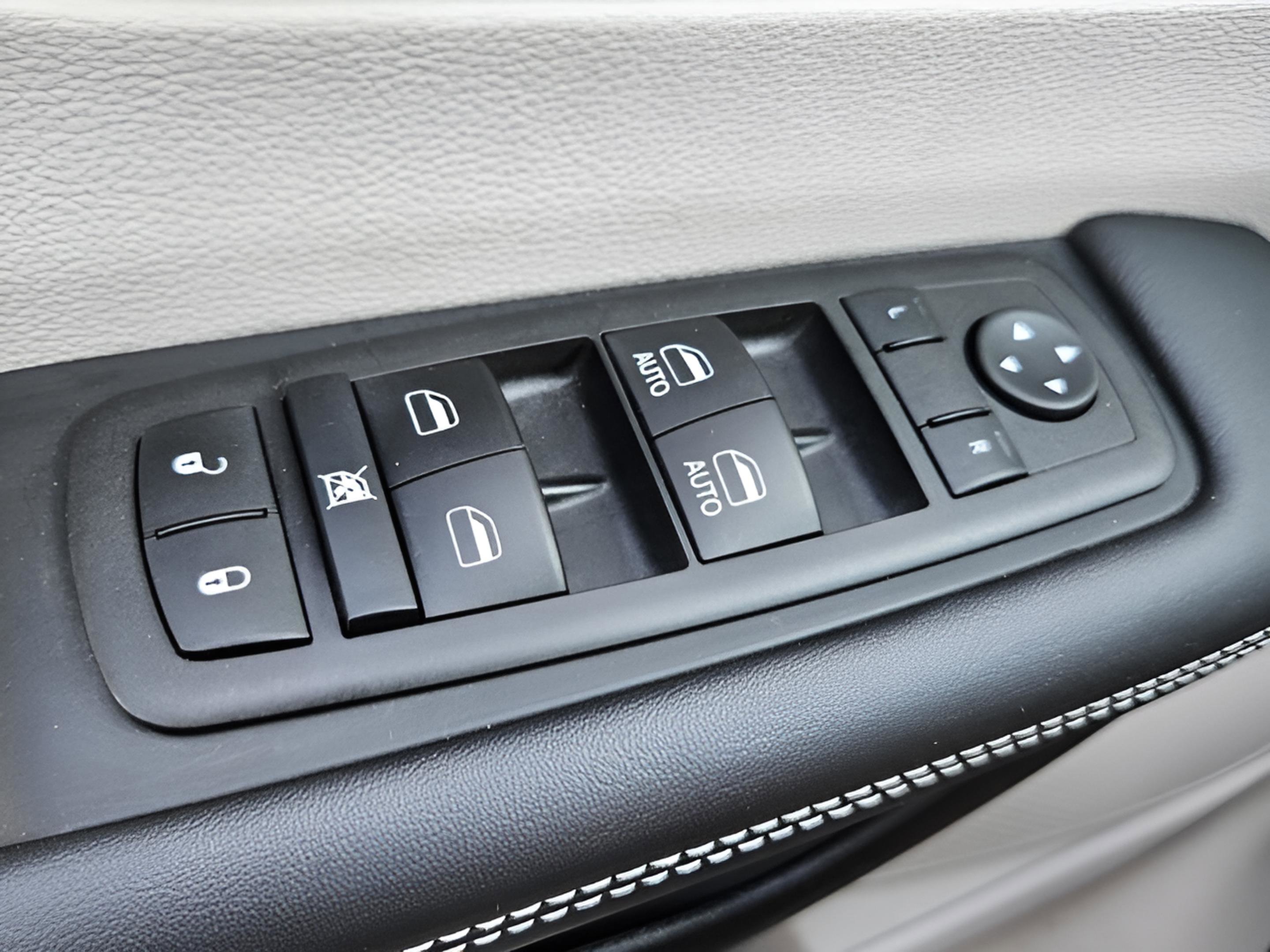 Used 2023 Chrysler Pacifica Touring-L image 23