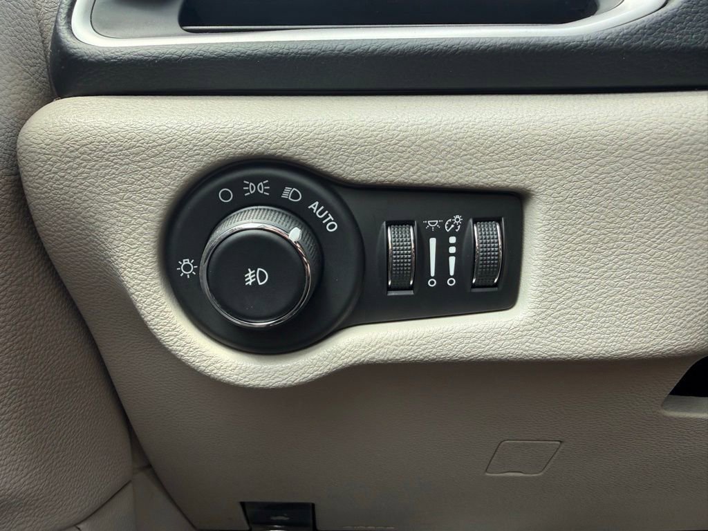 Used 2018 Chrysler Pacifica Touring Plus w/ Tire & Wheel Group FWD image 23
