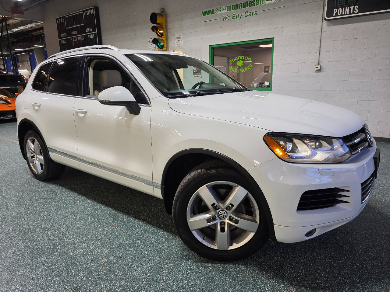 Used 2014 Volkswagen Touareg TDI image 14