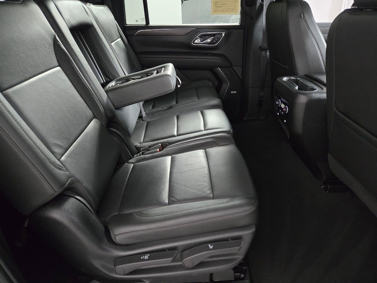 Used 2024 Chevrolet Suburban LT RWD image 16