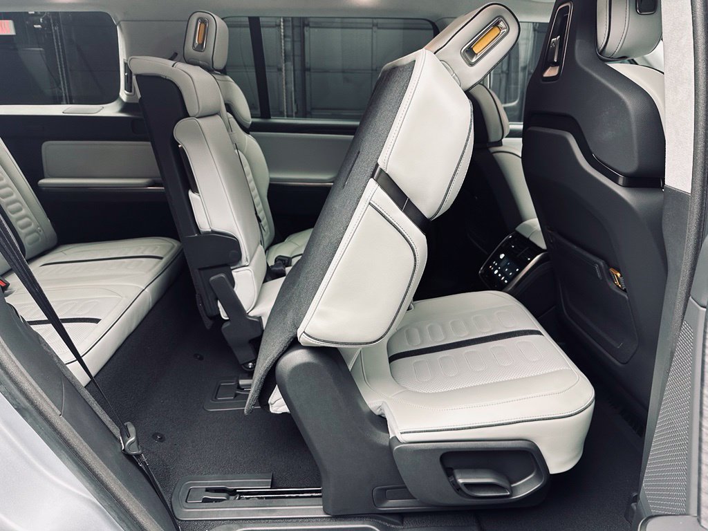 Used 2024 Rivian R1S Adventure Dual AWD/4WD image 24