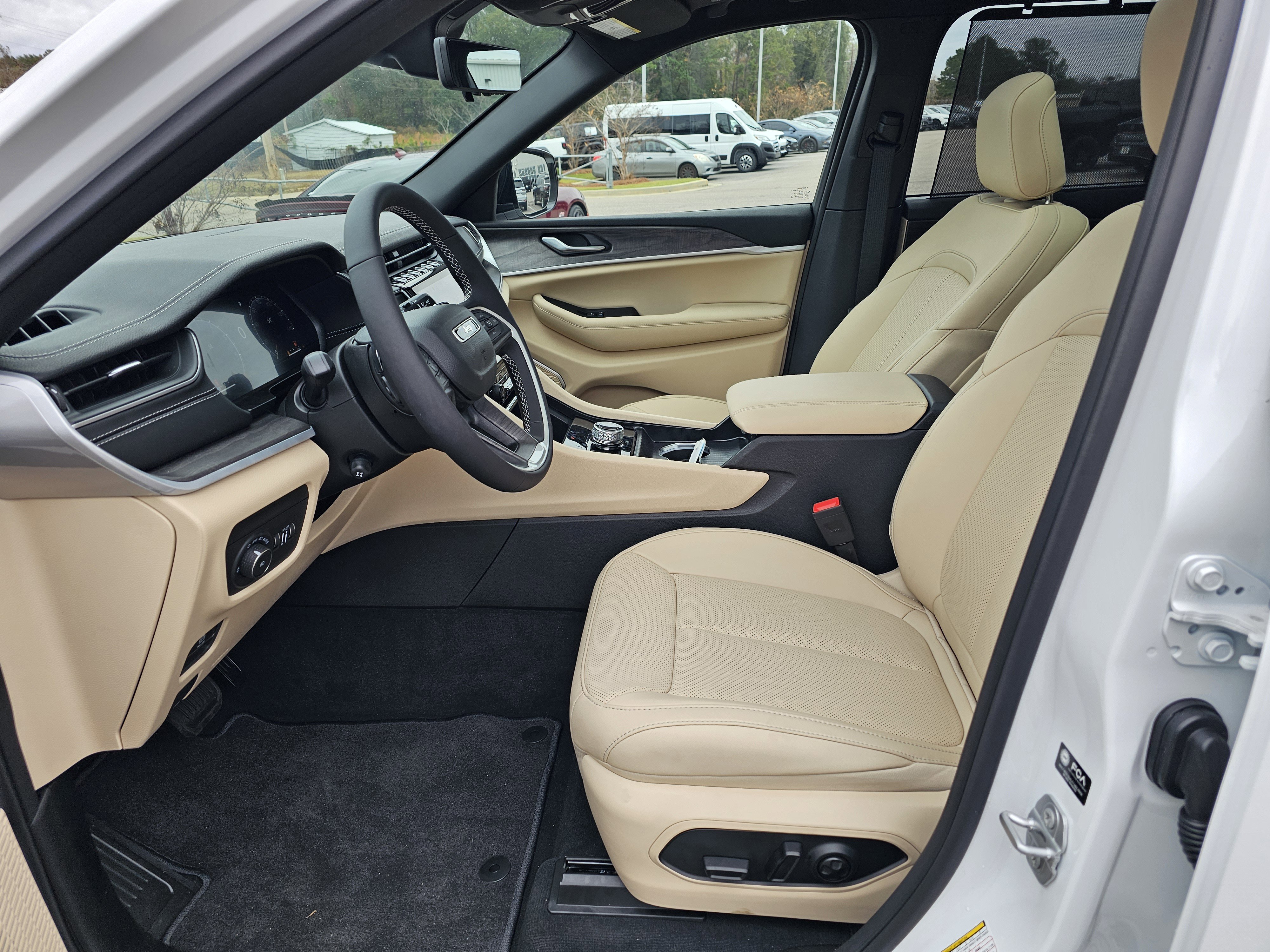 New 2025 Jeep Grand Cherokee Limited w/ Luxury Tech Group II image 15