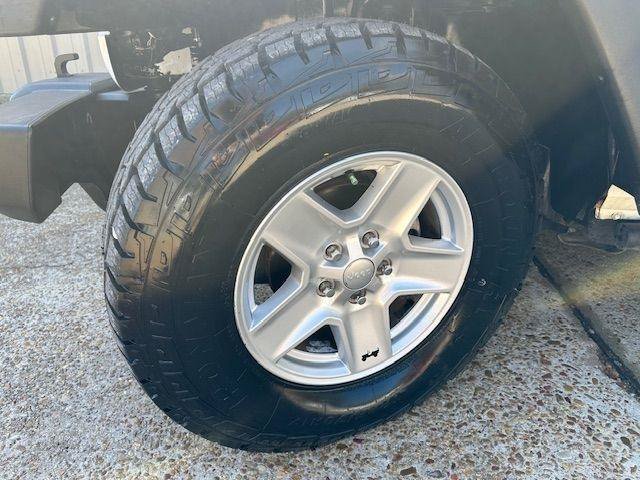 Used 2016 Jeep Wrangler Unlimited Rubicon w/ Connectivity Group AWD/4WD image 27