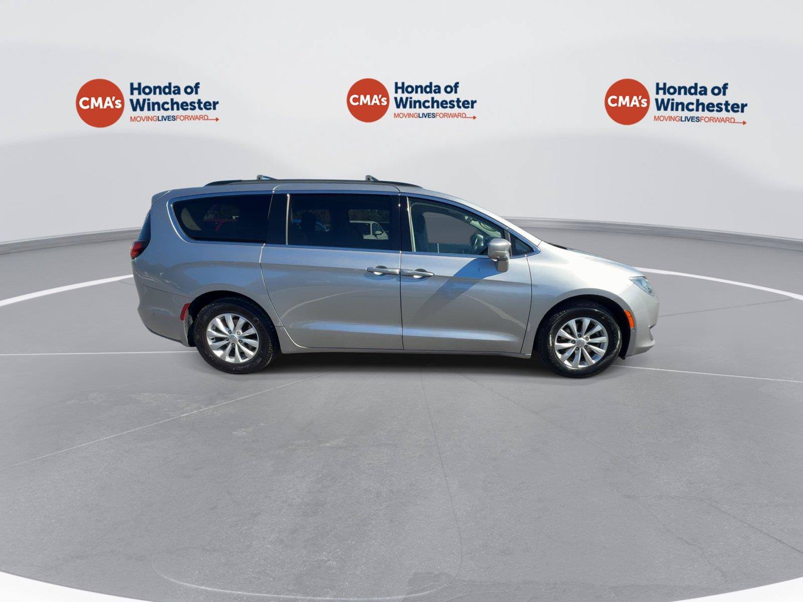 Used 2019 Chrysler Pacifica Touring Plus w/ Advanced Safetytec Group FWD image 9
