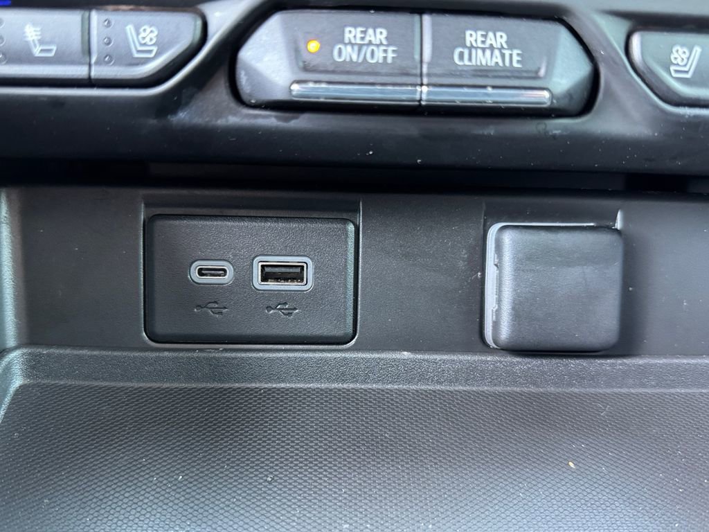 Used 2024 Chevrolet Suburban High Country image 27