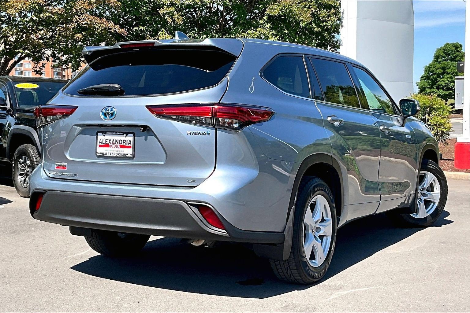 Used 2021 Toyota Highlander LE AWD/4WD image 12