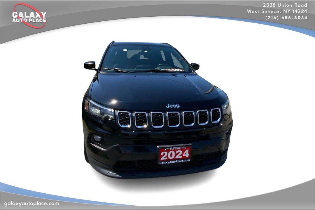 Used 2024 Jeep Compass Latitude AWD/4WD image 3