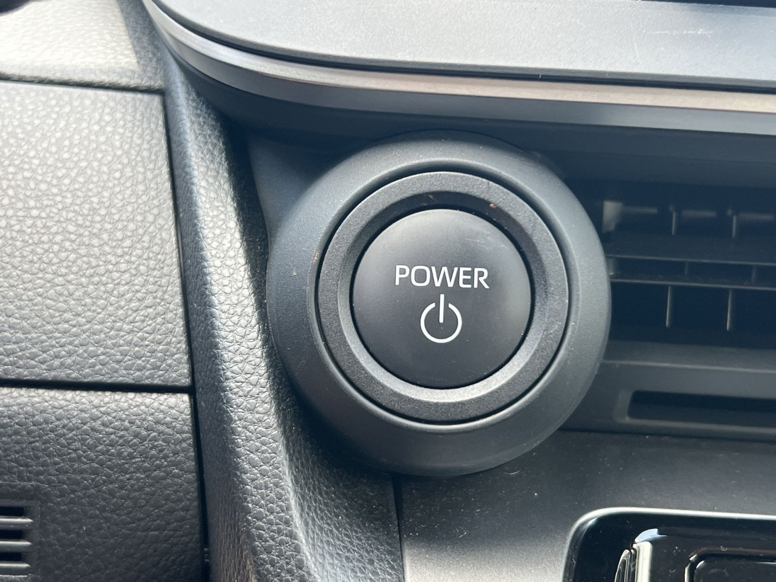 Used 2025 Toyota Prius LE FWD image 34